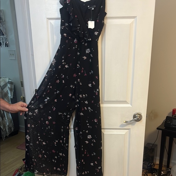 4 for $20 Versona Floral Black Jumpsuit size 8. 4 for $20 - Picture 1 of 4